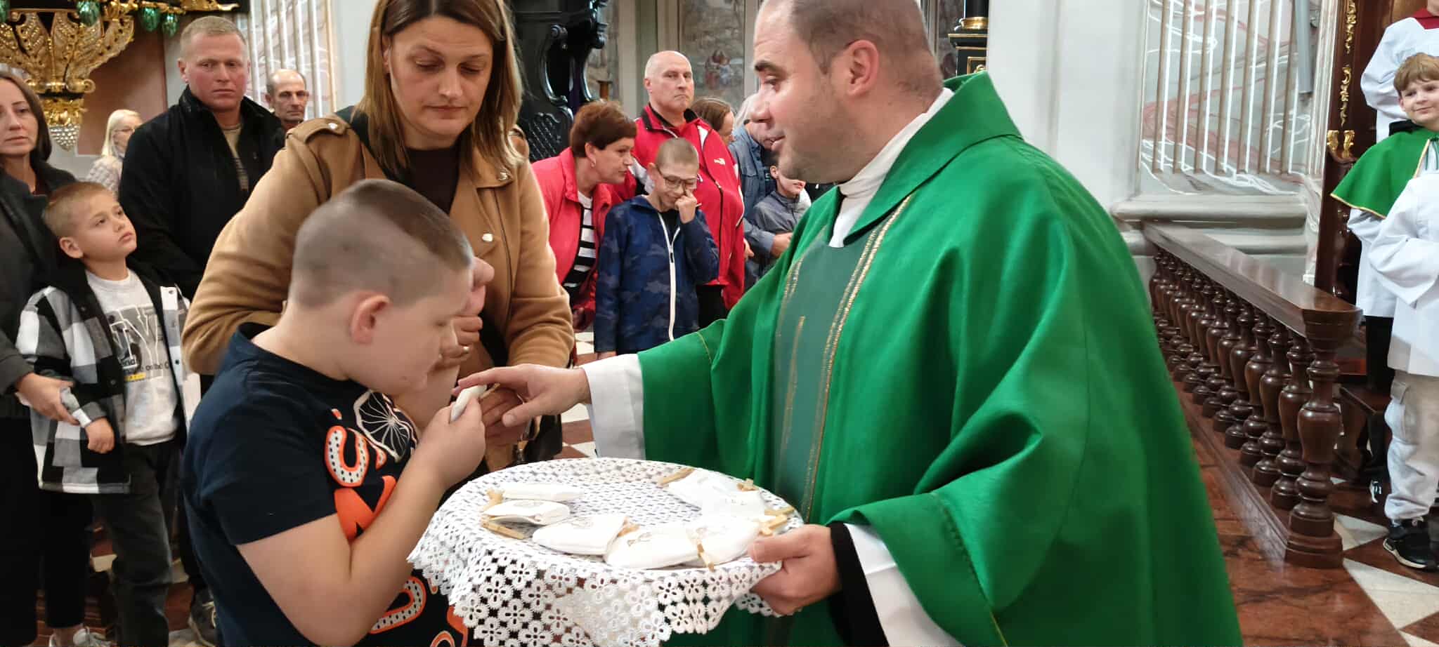 Wręczenie dzieciom różańców komunijnych
